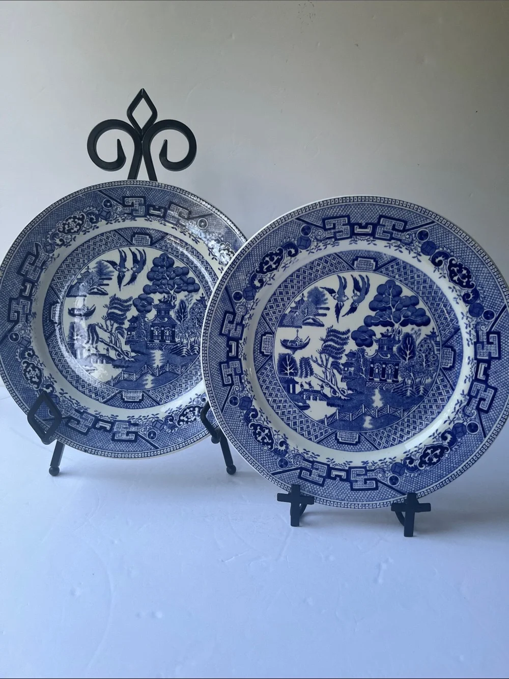 VIntage 2 plates Blue Willow